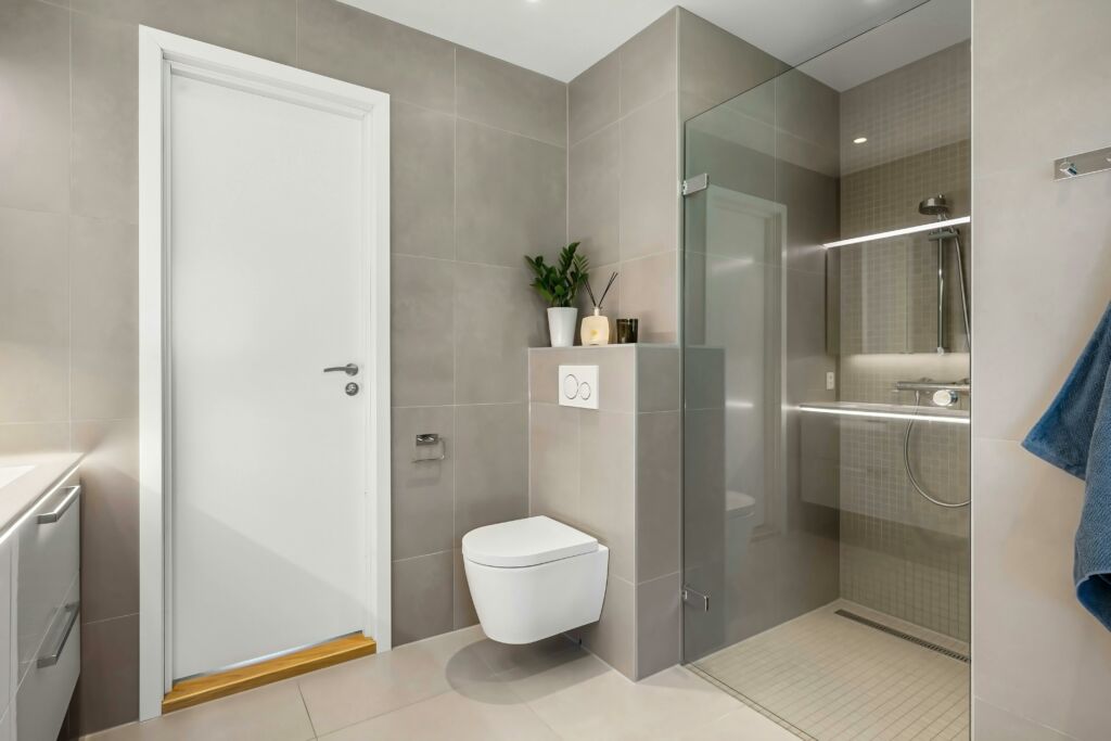 Installation des équipements sanitaires rénovation salle de bain - Habitoria rénovation intérieure